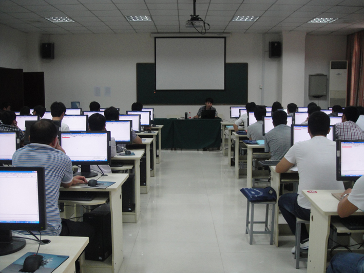 郑煤2012学员们当真听课.JPG 郑煤2012学员们当真听课.JPG